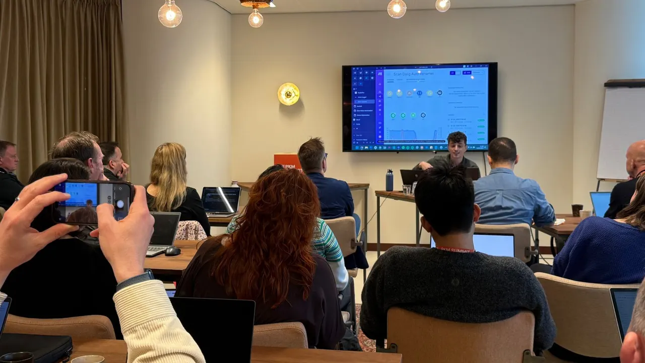 Wouter giving a live demo during a TwoFeetUp workshop.